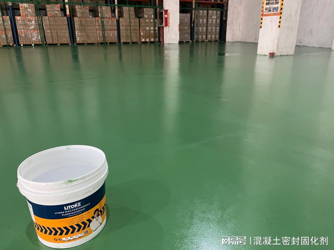 车间做聚氨酯超耐磨地坪图片